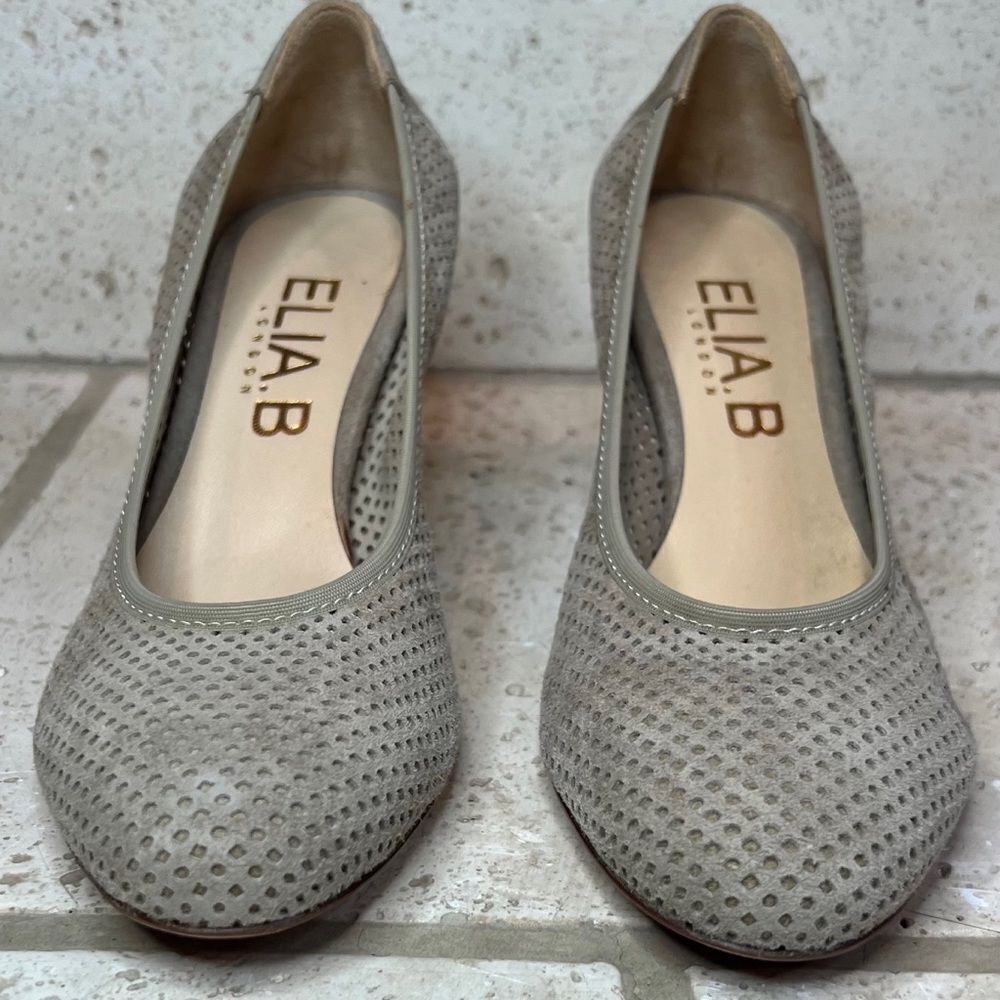 Elia. B London Women’s Perforated Tan Pump Closed Toe 2 1/2 inch Heels Sz 5.5